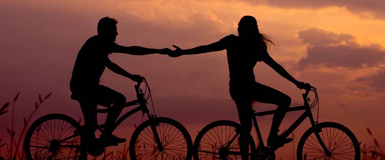 couple-biking